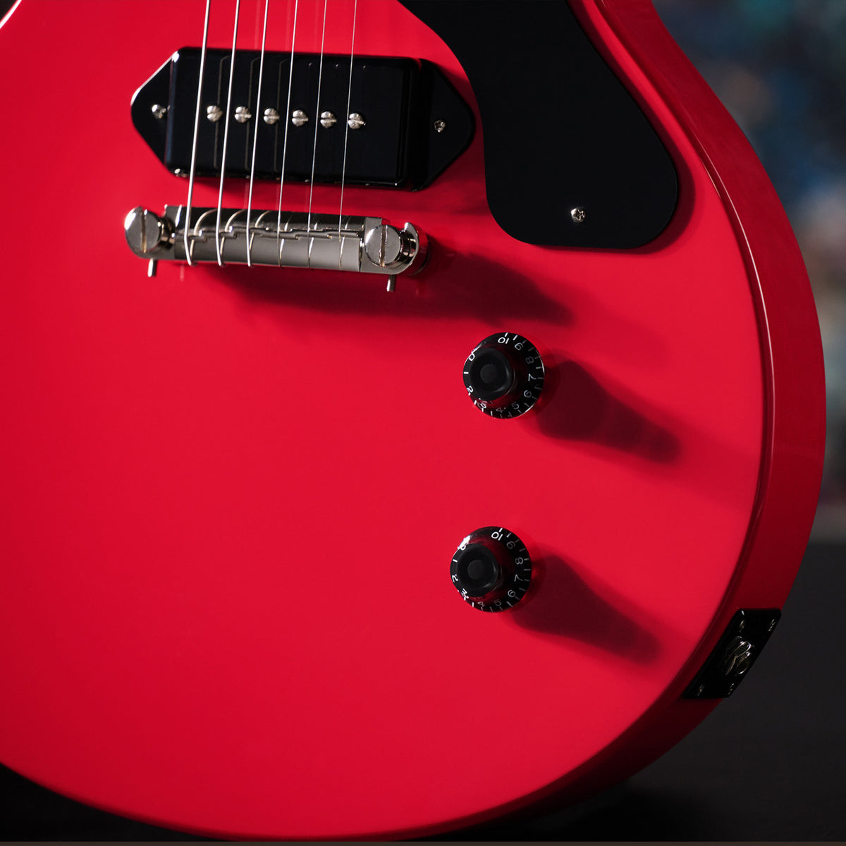 P-90 PRO pickup, Lightning Bar wraparound bridge and control knobs