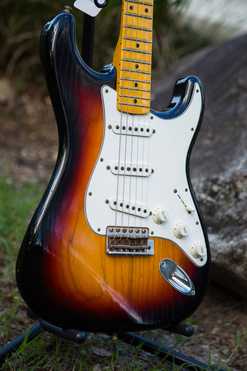 Fender Journeyman Relic Postmodern Stratocaster 2015, Maple Fingerboard, 3-Color Sunburst